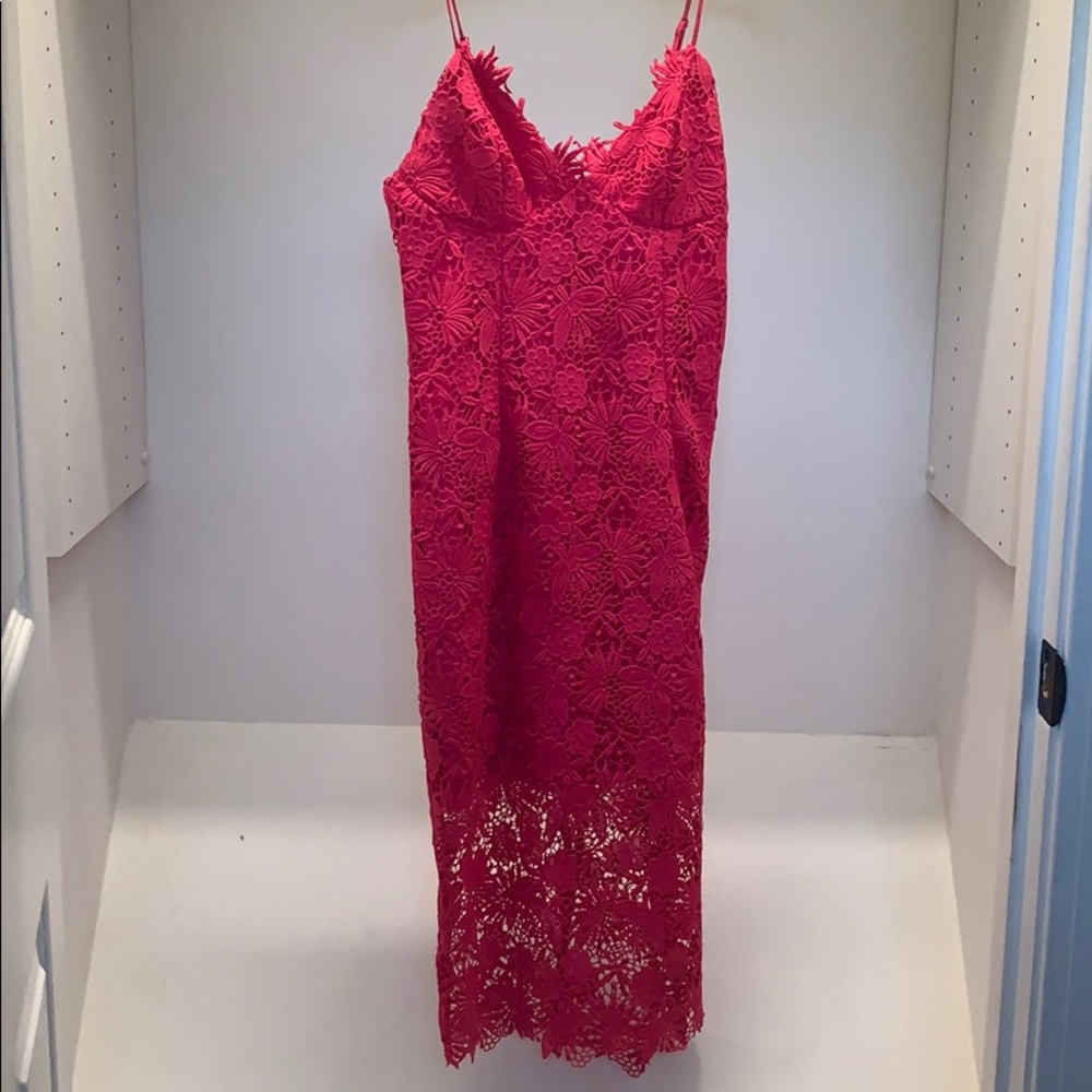 Sleeveless mididress with Intricate lace